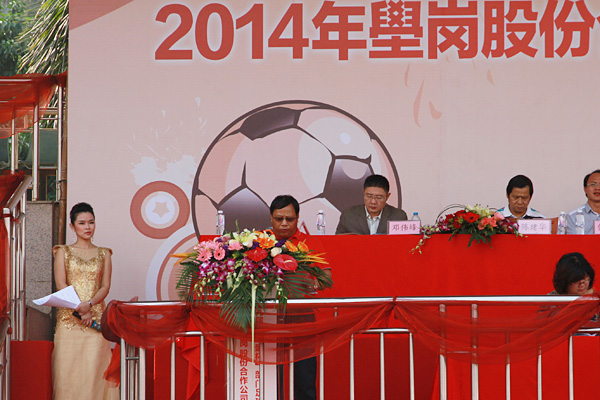 壆岗社区主任陈成就宣布本届足球赛正式开幕