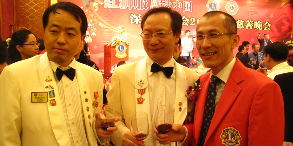 中亚集团董事局主席黄炳煌参加红狮服感动中国2010慈善晚会​(图1)